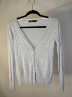 CARDIGAN GRIS CORTE MEDIO